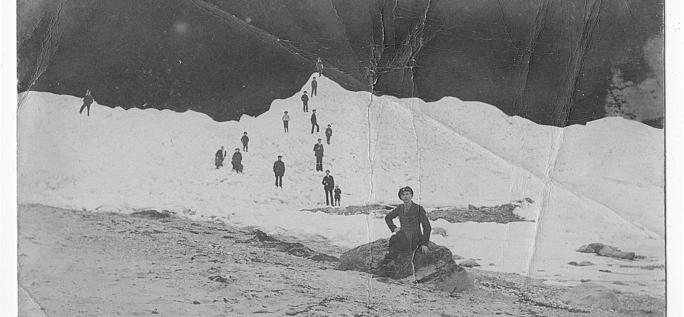 „Jääkrunnid“ Aksi Metsaotsa rannas 1919. aastal, 31 jalga üle merepinna. August Luusmanni foto.