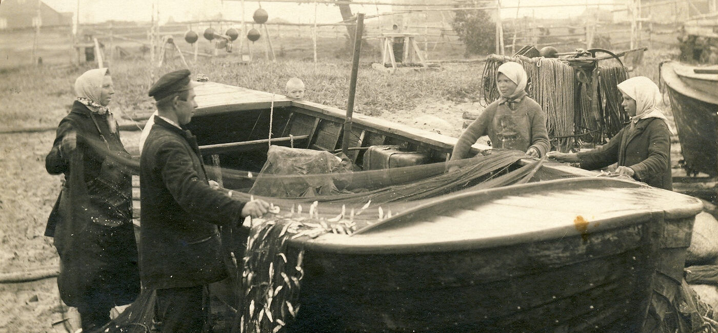 Viikide pere Rummu küla Liiva talu sadamas võrke päästmas ca 1930.