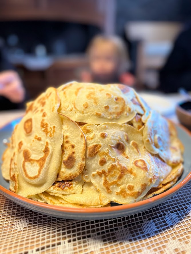 Tule koos perega laupäeval, 8. märtsil Viimsi Vabaõhumuuseumisse pannkoogihommikule! Lisaks imelistele pannkookidele, mida tädi Tiiu ehtsa pliidi peal küpsetab,