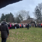 Viimsi koorid esitamas jõululaule advenditule süütamisel Viimsi vabaõhumuuseumis