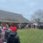 Kõnet peab Viimsi Püha Jaakobi kirikuõpetaja Mikk Leedjärv advendiküünla süütamisel Viimsi vabaõhumuuseumis