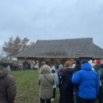 Advenditule süütamisel osalevad külalised kuulamas kõnesid Viimsi vabaõhumuuseumis