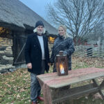 Raimo Tann ja Annika Vaikla andvenditule süütamisel Viimsi vabaõhumuuseumis