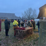 Söömine advenditule süütamisel Viimsi vabaõhumuuseumis