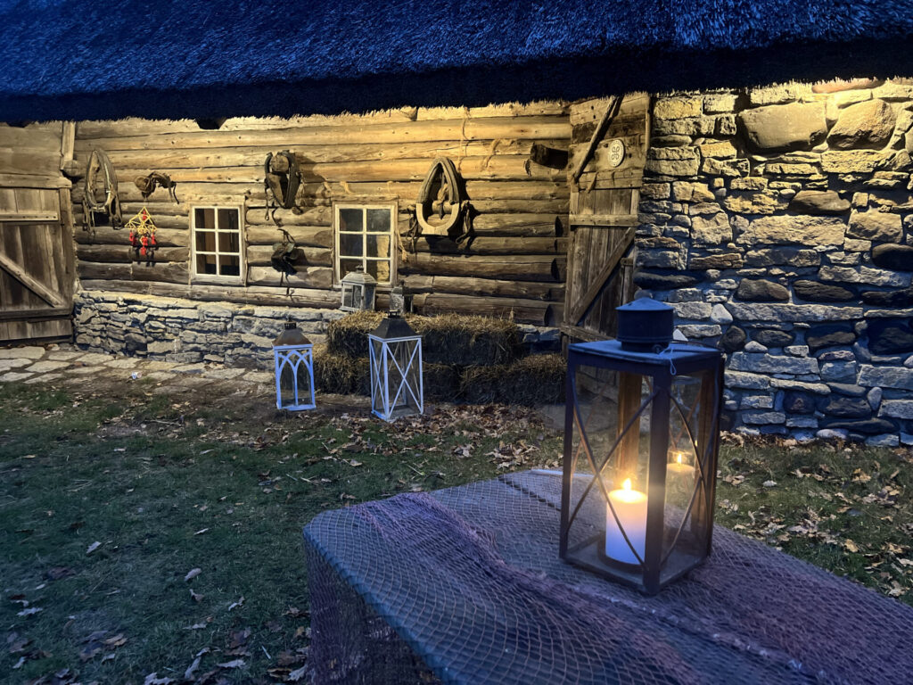 Advendiküünla süütamine Viimsi vabaõhumuseumis