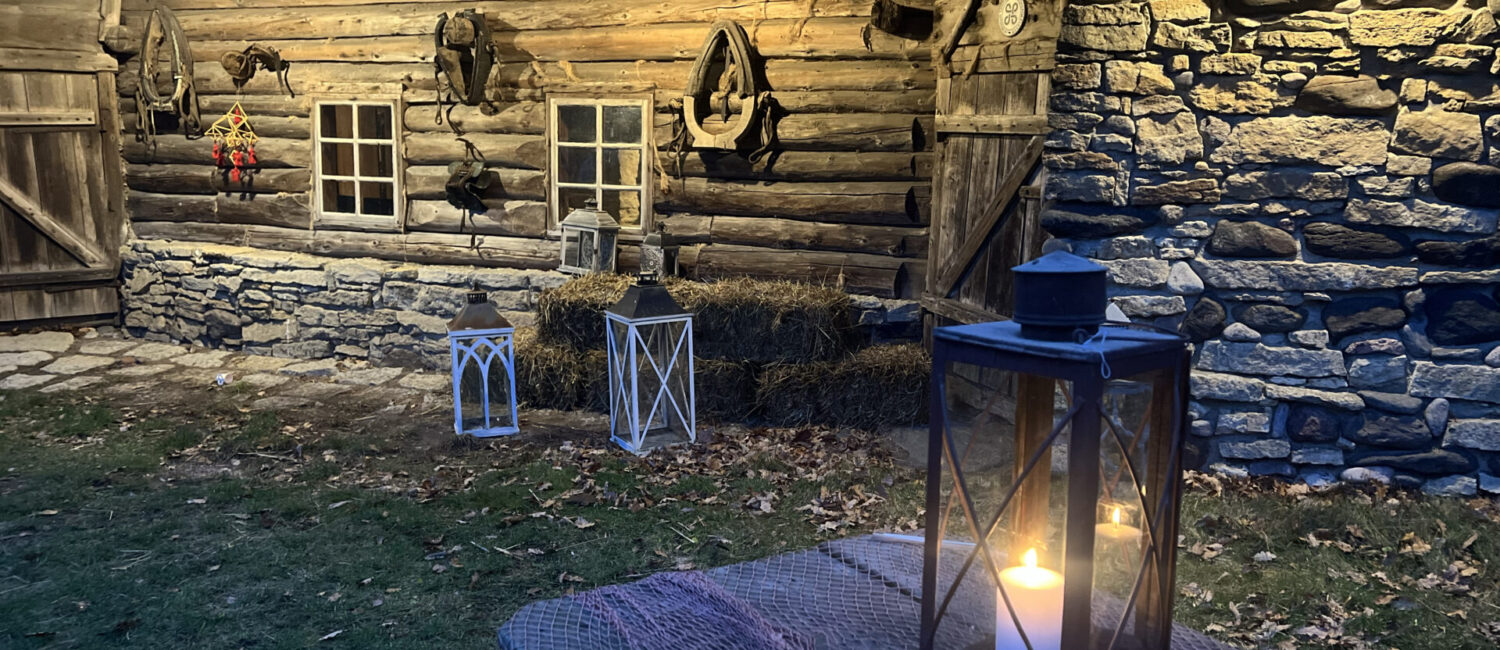 Advendiküünla süütamine Viimsi vabaõhumuseumis