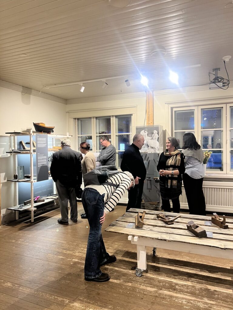 Külalised näitust uudistamas