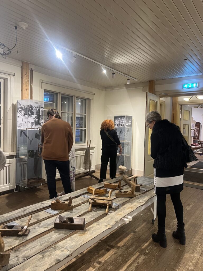 Külalised näitust uudistamas