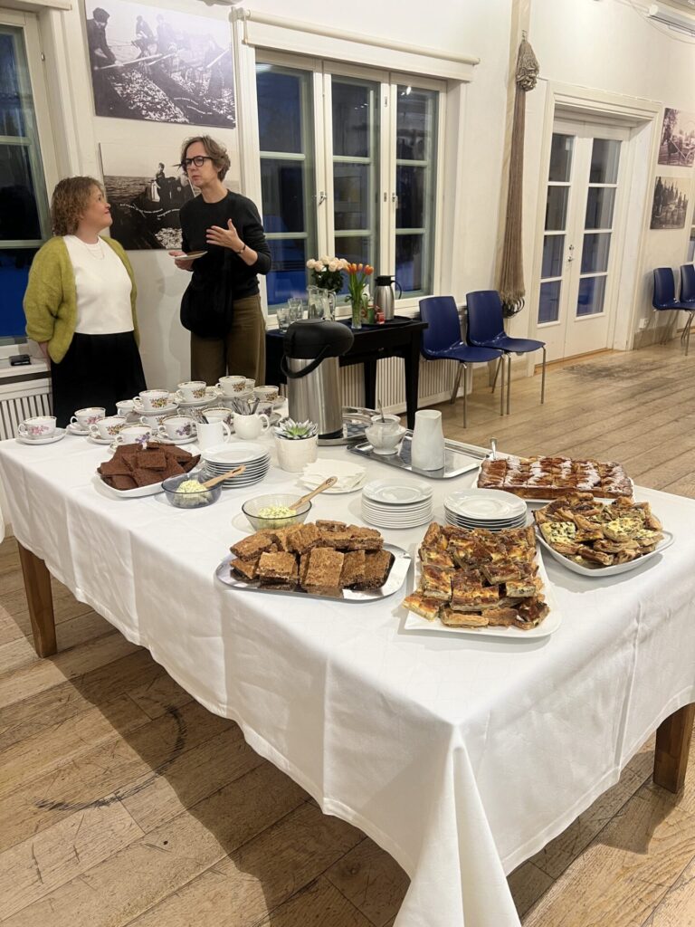 Kohvilaud näituse avamisel