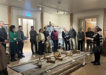 Külvi Kuusk tegemas ülevaadet huvitavamatest esemetest