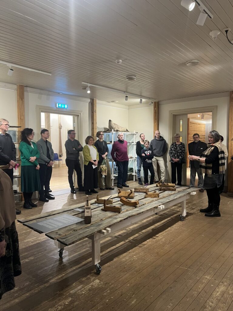 Külvi Kuusk tegemas ülevaadet huvitavamatest esemetest