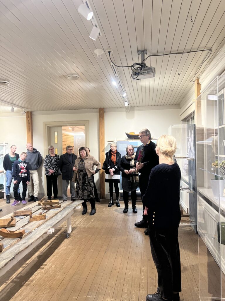 Toomas Kull kingib muuseumile uue eseme